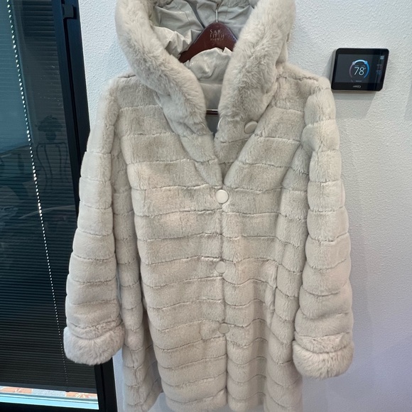 Elegant Cream Faux Fur Reversible Coat - Picture 7 of 7